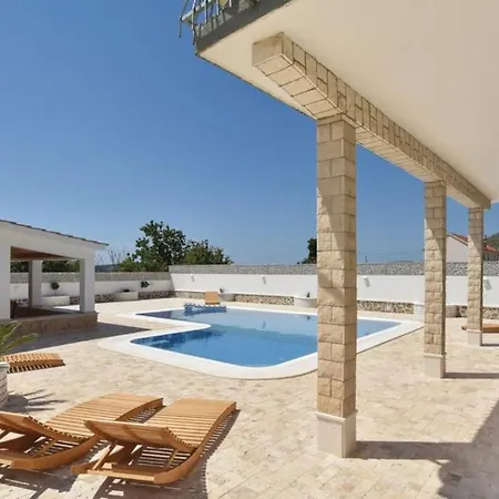 Apartment With Private Pool *